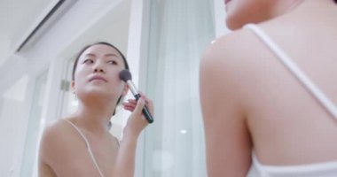 Asyalı kadın makyajına yaklaş.