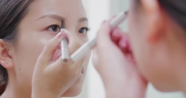 Gros plan de asiatique femme maquillage — Video
