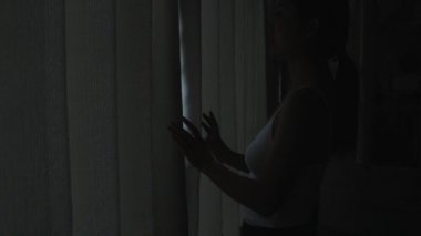 Güzel Asyalı kadın perdeyi aç Yeni bir gün başlıyor