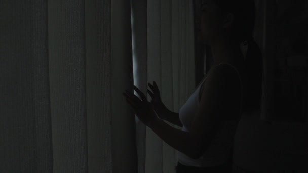 Ganska ung asiatisk kvinna öppna gardinen ny dag börjar — Stockvideo