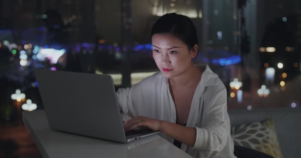 Aziatische vrouw werken met laptop thuis 's nachts — Stockvideo