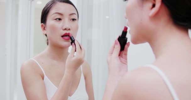 Bastante joven asiático mujer maquillaje en frente de espejo — Vídeos de Stock