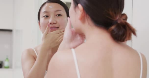 Pretty Young asijské žena make-up aplikovat kosmetiku v přední části zrcadla — Stock video