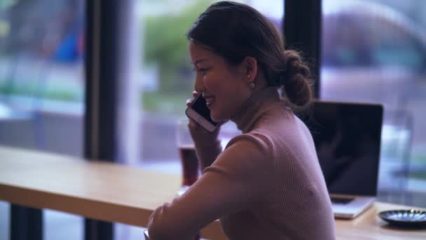 Gelukkige zakenvrouw hebben gesprek via de telefoon in het kantoor — Stockvideo
