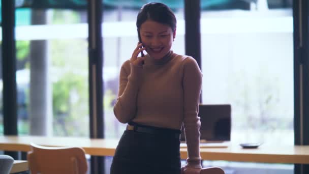 Szczęśliwa rozmowa w biurze przez telefon — Wideo stockowe