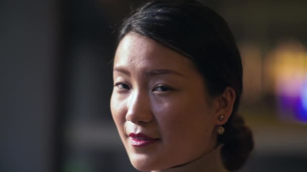 Hezký mladý čínský obchodnice portrét indoor — Stock video