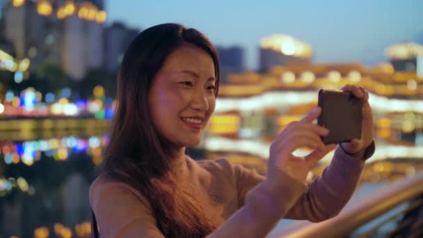 Feliz ásia mulher sightseeing o Chengdu Cidade — Vídeo de Stock