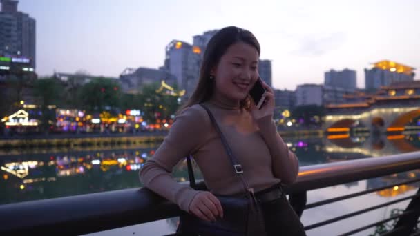 Joven mujer de negocios china hablando por teléfono — Vídeo de stock