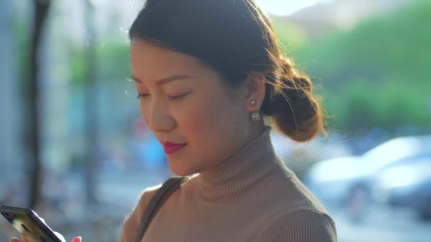 Bastante joven asiática mujer usando teléfono sonrisa en cámara — Vídeo de stock