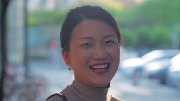 Primer plano retrato de la joven mujer china feliz — Vídeo de stock