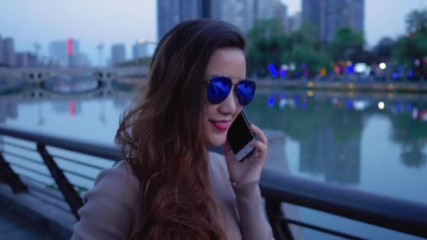 Mulher asiática bonita usando telefone celular andando na cidade — Vídeo de Stock