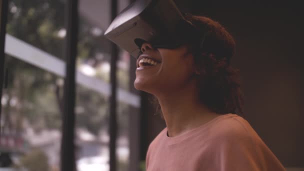 Feliz joven africana disfrutando de VR — Vídeo de stock