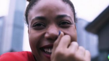 Mutlu ve genç Afrikalı kadının komik suratını kapatın.