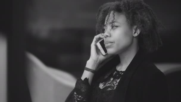Afrikaanse zakenvrouw praten aan de telefoon — Stockvideo