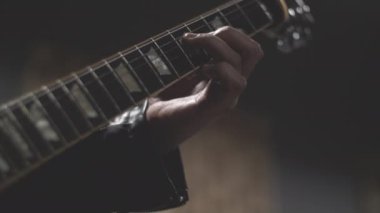 Çalan gitaristi kapat