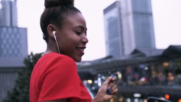 Young woman enjoy music in the city street — Stock Video