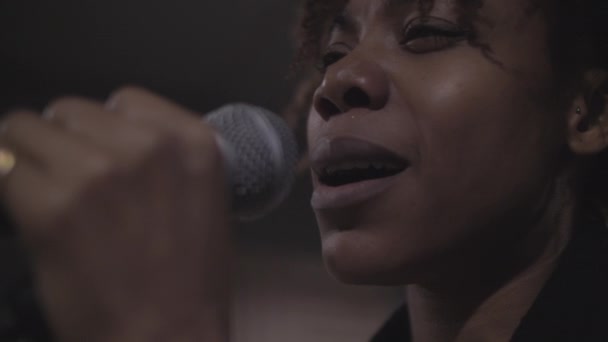 Detailní záběr mladé africké zpěvačky zpívající zpomaleně