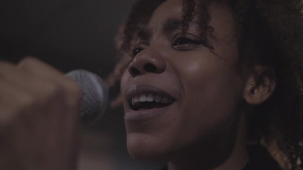 美しいアフリカの歌手の歌を閉じるアップスローモーション — ストック動画