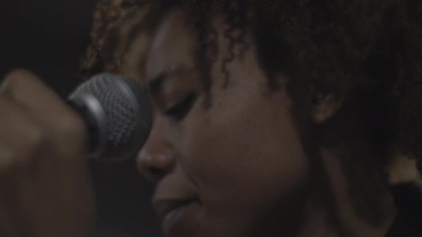 Close up de jovem cantor africano cantar — Vídeo de Stock