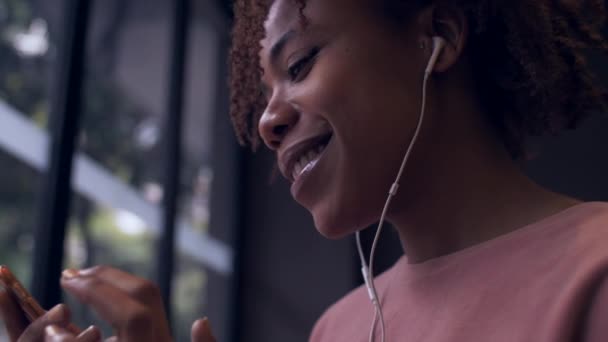Jeune femme noire africaine profiter de la musique — Video