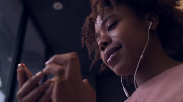 Jeune femme noire africaine profiter de la musique — Video