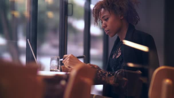 Afrikanische junge Geschäftsfrau arbeitet im Büro mit Laptop — Stockvideo