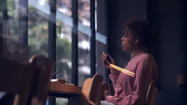 Szép afrikai fiatal lány élvezze a zenét a mobiltelefon lassított felvétel — Stock videók