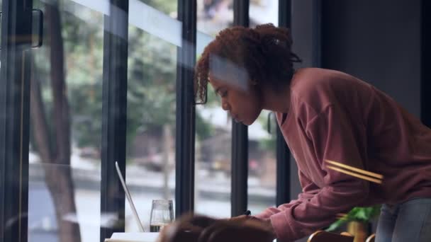 Tineri africani freelancer femeie care lucrează în cafenea — Videoclip de stoc
