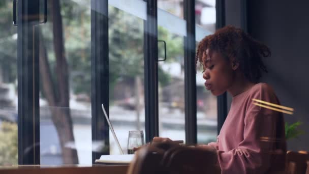 Jovem freelancer africana trabalhando no café — Vídeo de Stock