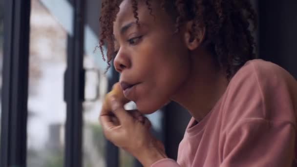 Menutup pandangan samping wanita muda Afrika membuat up — Stok Video