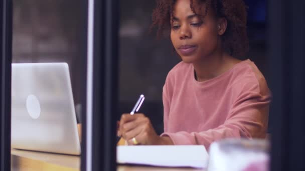 Joven freelancer africana trabajando en la cafetería — Vídeo de stock