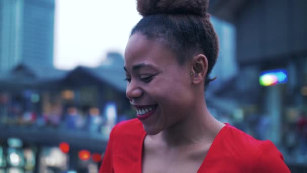 Mulher africana jovem feliz bonita — Vídeo de Stock