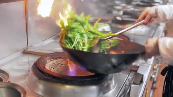 Großaufnahme vom Kochen in der Küche — Stockvideo