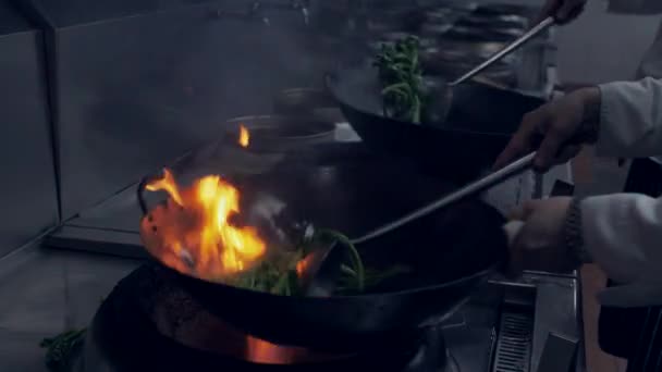 Медленное движение приготовления пищи шеф-поваром на кухне — стоковое видео