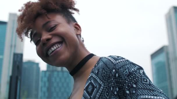 Güzel mutlu genç Afrikalı kadın — Stok video