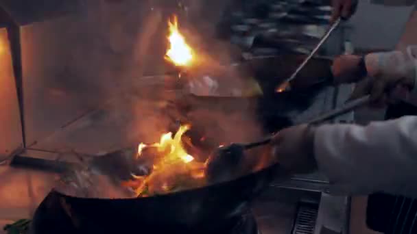 Повільний рух шеф-кухаря, який готує на кухні — стокове відео