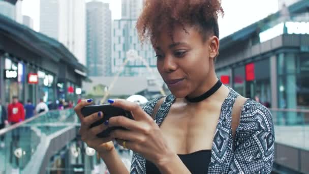 Çin caddesinde cep telefonu kullanarak gezen Afrikalı genç bir kadın. — Stok video