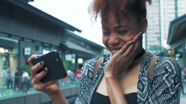 Viaggiare africano giovane donna utilizzando il telefono cellulare in Cina strada — Video Stock