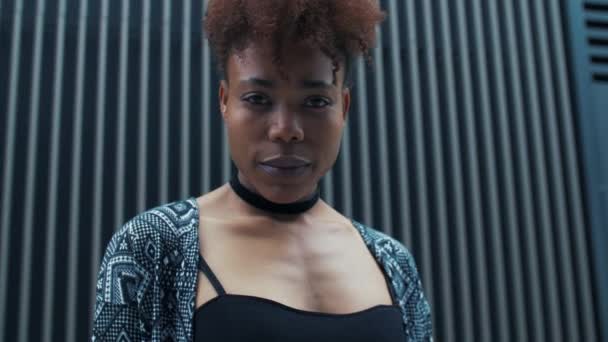 Güzel genç Afrikalı kadın gülen surat — Stok video