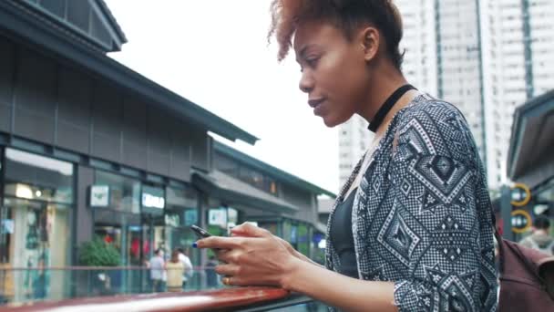 Viaggiare africano giovane donna utilizzando il telefono cellulare in Cina strada — Video Stock