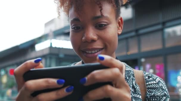 Çin caddesinde cep telefonu kullanarak gezen Afrikalı genç bir kadın. — Stok video