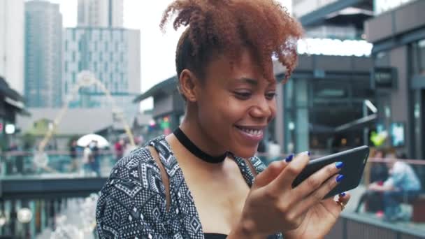 Voyager jeune femme africaine en utilisant un téléphone portable dans la rue de Chine — Video