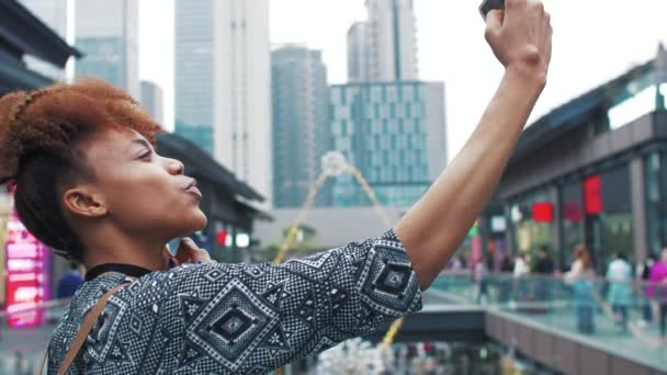 Sokakta selfie çeken güzel bir Asyalı kadın. — Stok video