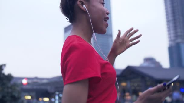 Jovem negra feliz gosta de música na rua — Vídeo de Stock