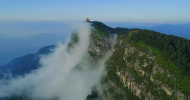 Cima dorata del Monte Emei sopra le nuvole — Video Stock