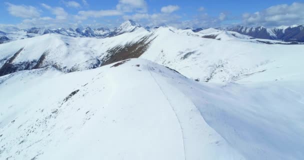 Drohnenaufnahmen von Schneebergen — Stockvideo