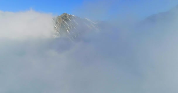Nagranie dronów z gór śniegu pod chmurami — Wideo stockowe