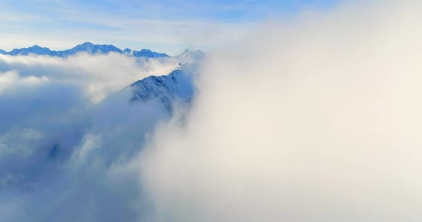 Schneeberg mit Nebelwolken — Stockvideo