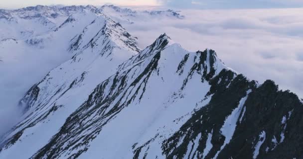 Imágenes de drones de la cordillera de nieve — Vídeos de Stock