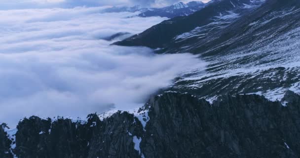 Die schöne Landschaft der schneebedeckten Berge und des Wolkenmeeres — Stockvideo